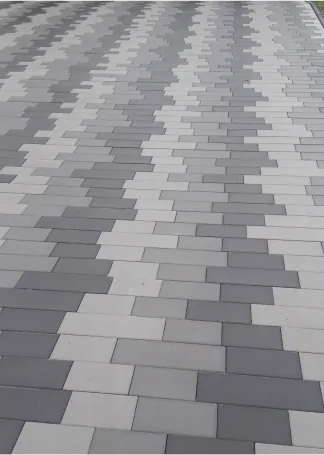 Neu verlegtes Pflaster in zwei Grautönen