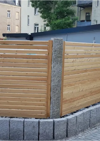 Sichtschutzzaun aus Holz mit Granitsockel