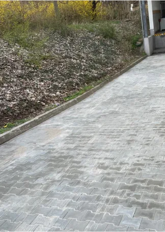 Gepflasterter Weg am Hang