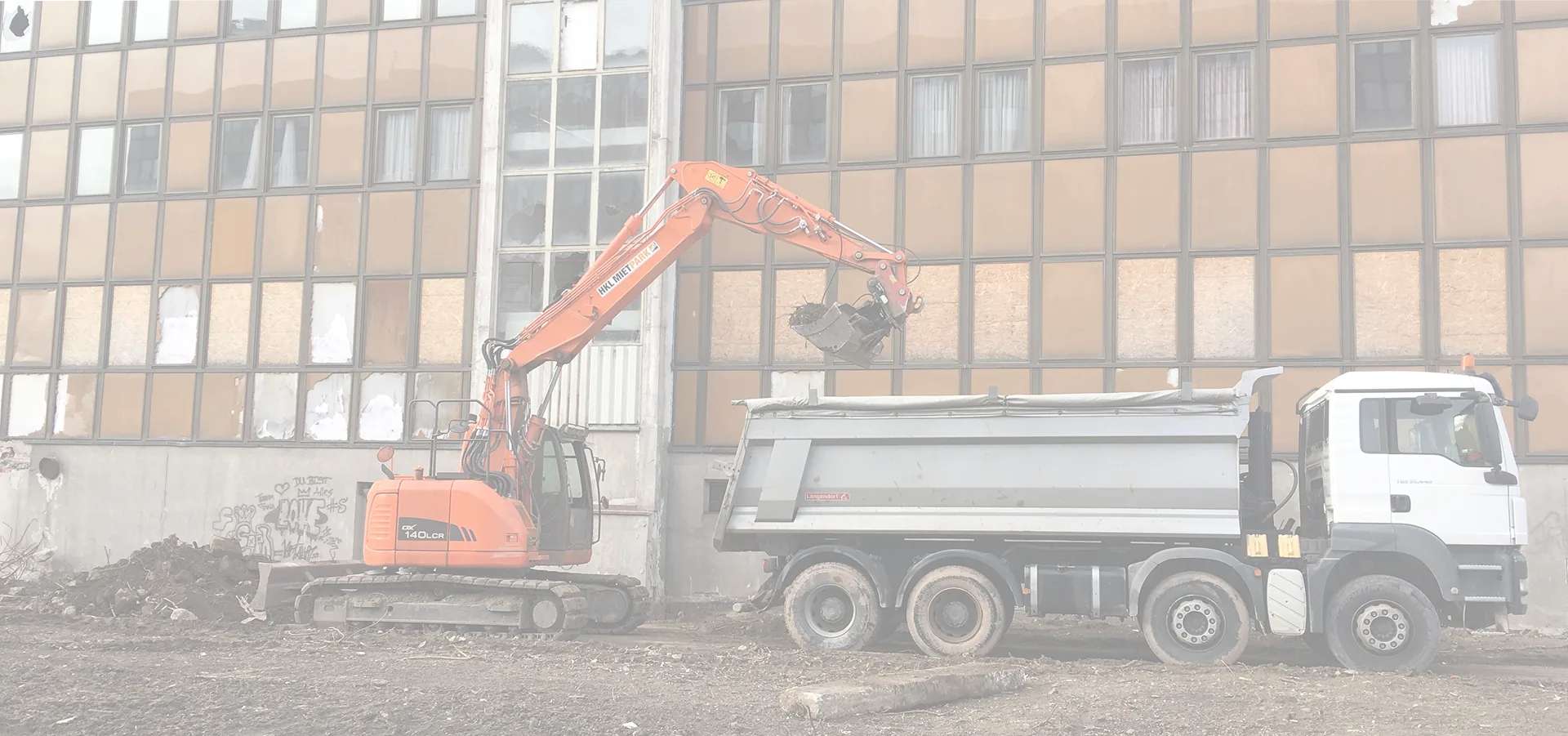 Bagger und Lkw von Ludwig Garten- und Landschaftsbau im Einsatz